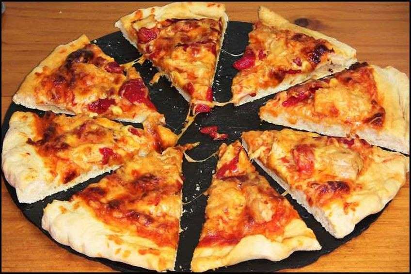 pizza-de-atun-y-pimientos-con-mozzarella.jpg