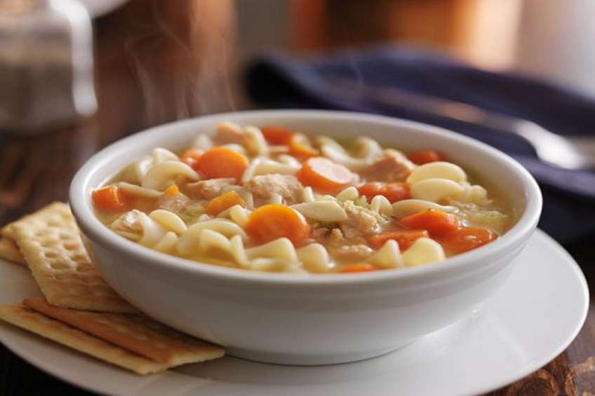 sopa-de-pollo-y-pasta-con-verduras.jpg
