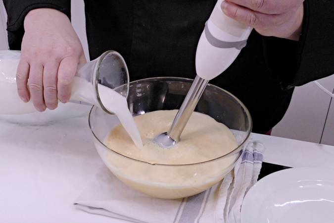 Mezclar los ingredientes del flan de huevo