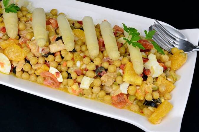 ENSALADA DE GARBANZOS CON ESPÁRRAGOS Y VINAGRETA