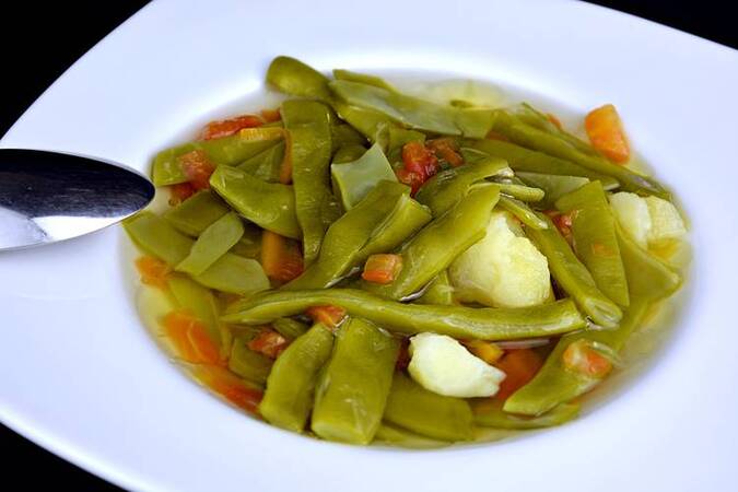 JUDÍAS VERDES CON TOMATE Y PATATA