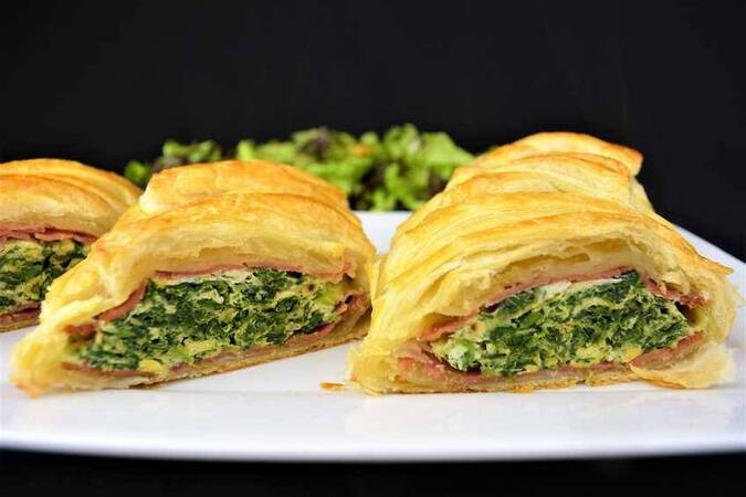 PASTEL DE HOJALDRE CON REVUELTO DE ESPINACAS