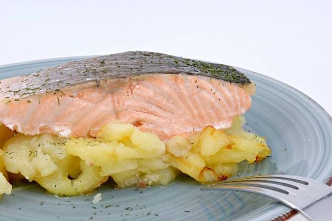 SALMÓN AL HORNO CON PATATAS