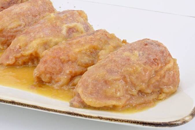 PIMIENTOS RELLENOS DE CARNE CON SALSA DE CEBOLLA