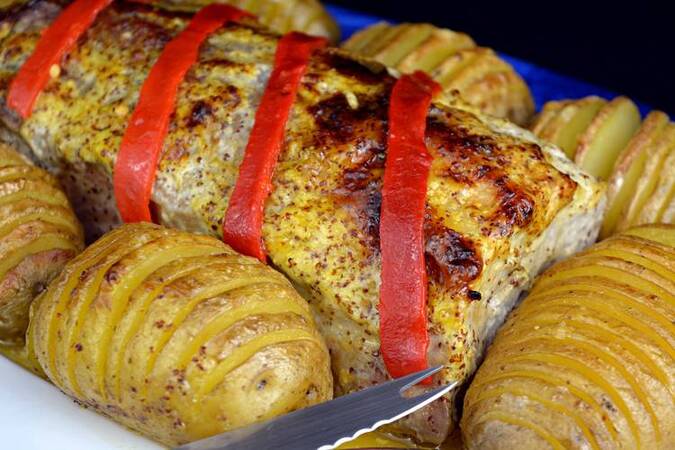 LOMO DE CERDO AL HORNO CON PATATAS HASSELBACK