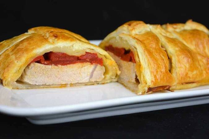 HOJALDRE RELLENO DE LOMO CON PIMIENTOS