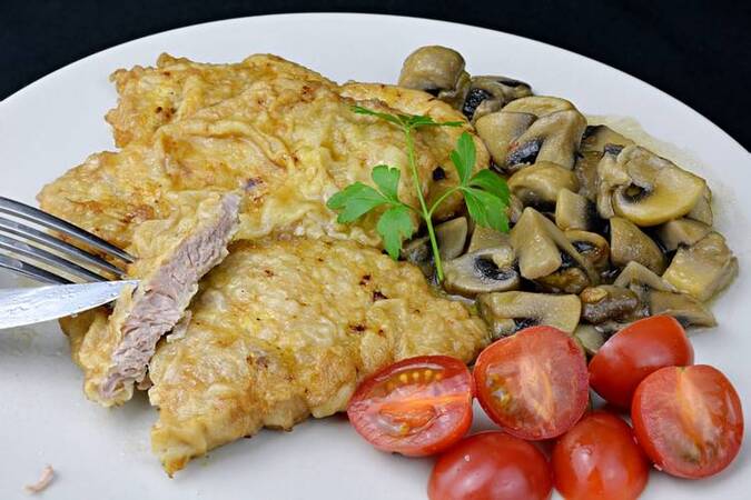 FILETES DE LOMO EN SALSA CON CHAMPIÑONES AL AJILLO