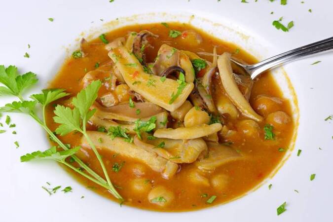POTAJE DE GARBANZOS CON CALAMARES