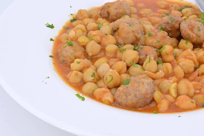 GARBANZOS CON ALBÓNDIGAS EN SALSA PICANTE