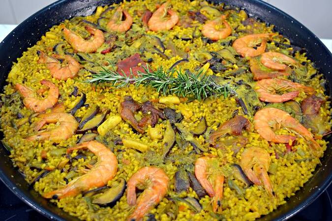 PAELLA MIXTA CON MARISCOS, CARNE Y VERDURAS