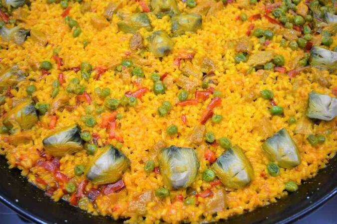 PAELLA DE ARROZ CON MAGRO DE CERDO Y VERDURAS DE TEMPORADA