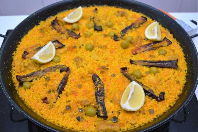 PAELLA DE ARROZ CON POLLO AL AJILLO