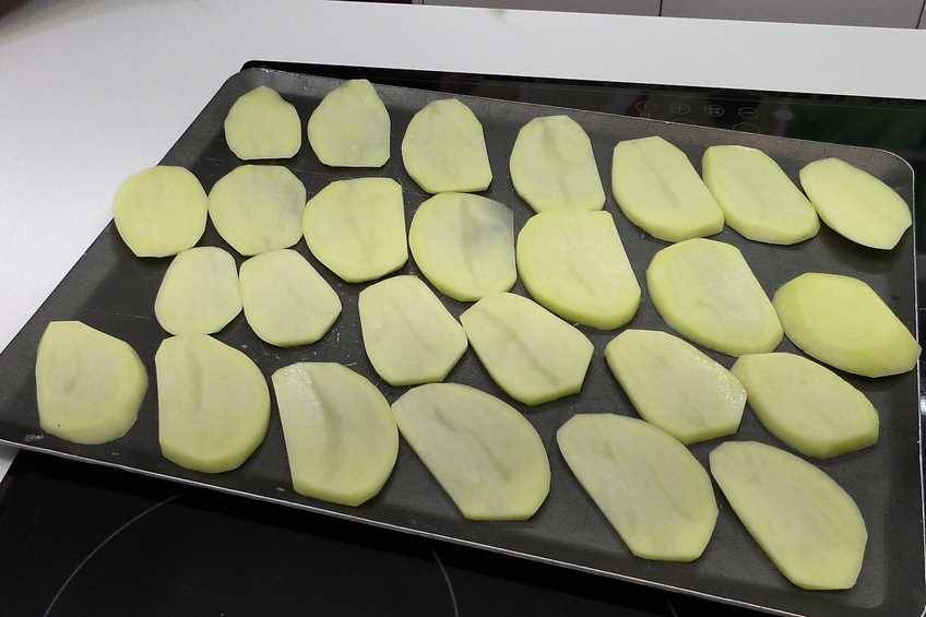 Cortar y hornear las patatas