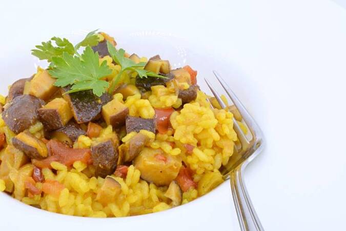 Receta de arroz negro con setas y verduras