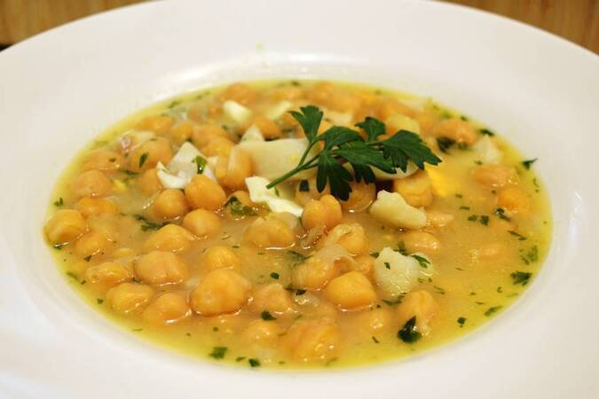 Receta de garbanzos con bacalao en salsa verde