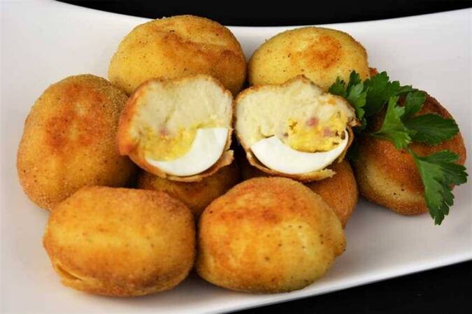Cómo hacer croquetas de huevos rellenos