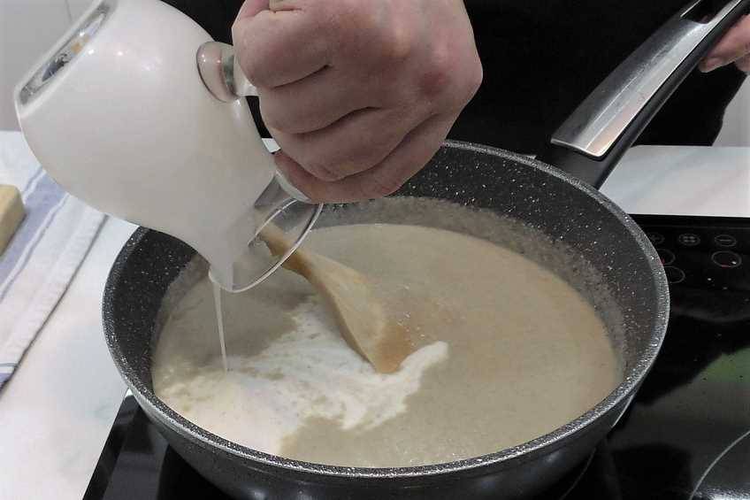 Verter la nata líquida y reducir la salsa