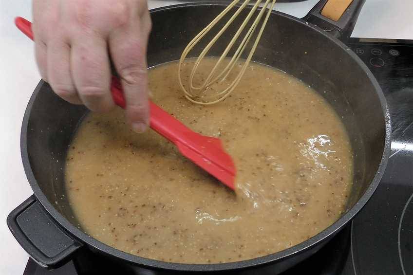 Triturar la salsa y reducirla