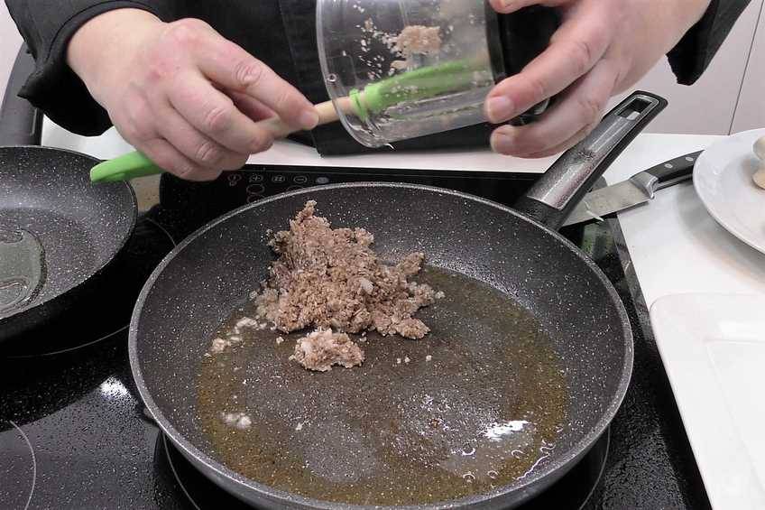 Triturar y cocinar los champiñones