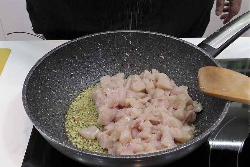 Cocinar la cebolla, el ajo y el pollo