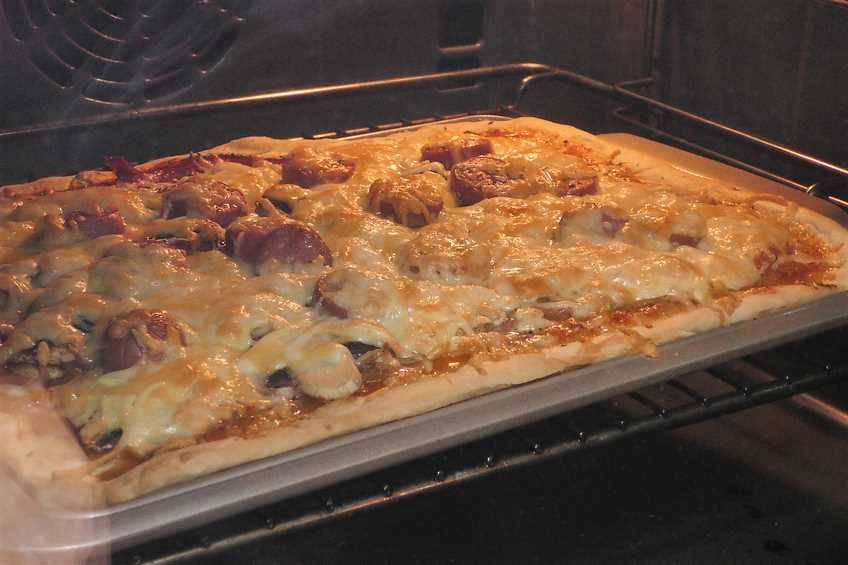 Agregamos queso rallado y metemos la pizza en el horno