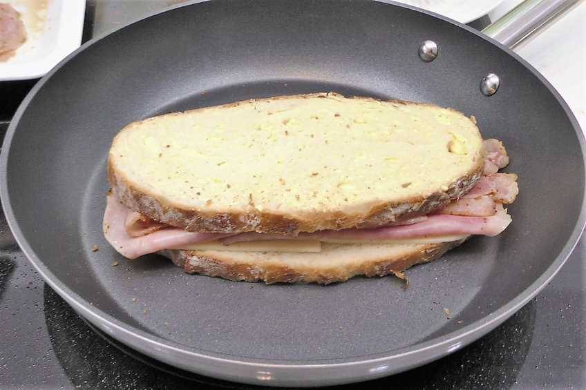 Rellenamos el sándwich con jamón, beicon y queso y pasamos el sándwich por la plancha