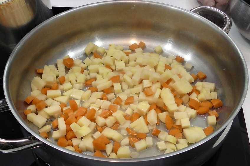 Cortamos la patata y la zanahoria