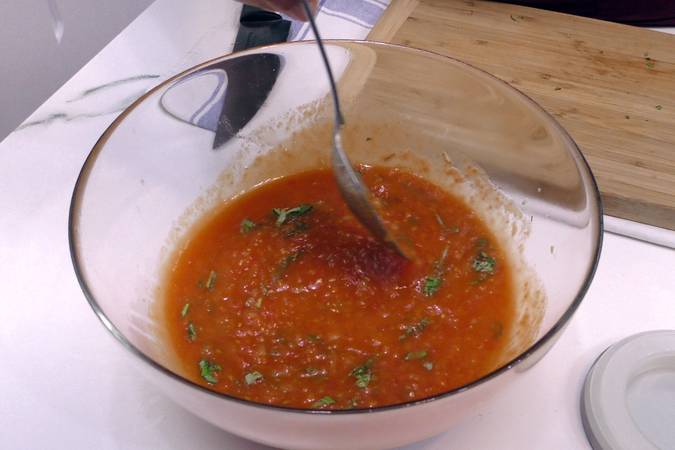 Preparamos la salsa de tomate casera con su albahaca