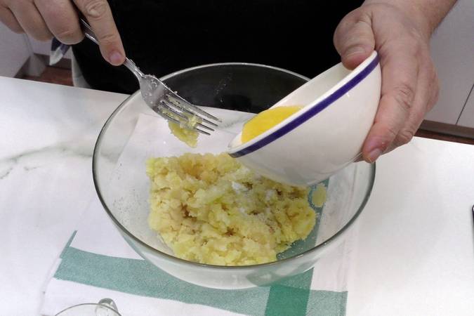 Pelar y triturar las patatas y mezclarlas con la mantequilla