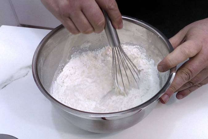 Mezclar la harina con agua casi helada