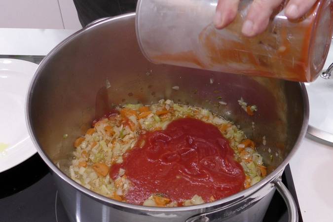 Añadimos y cocinamos el tomate rallado