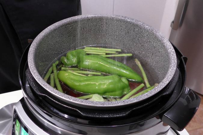 Lo primero que hacemos es el caldo de verduras