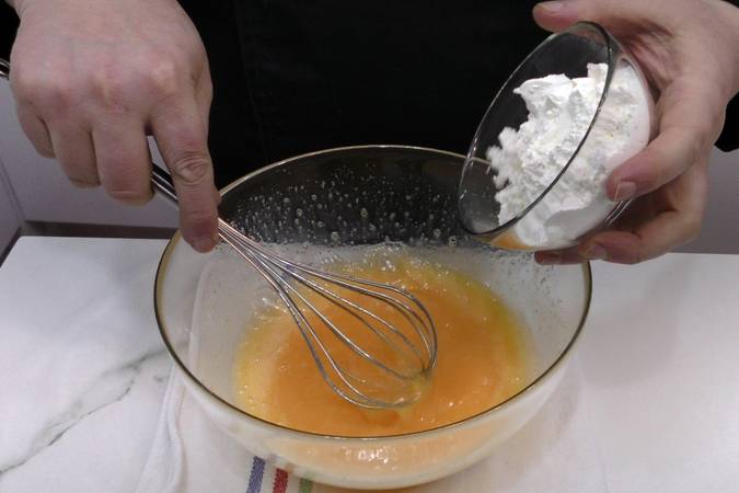 Mezclar los huevos con el azúcar y la maicena