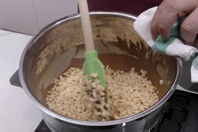 Añadir el arroz inflado y mezclarlo con el chocolate