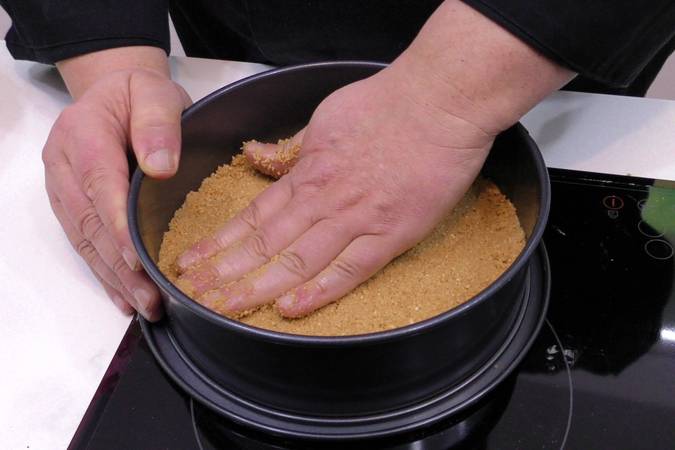 Preparar la base de galleta y mantequilla