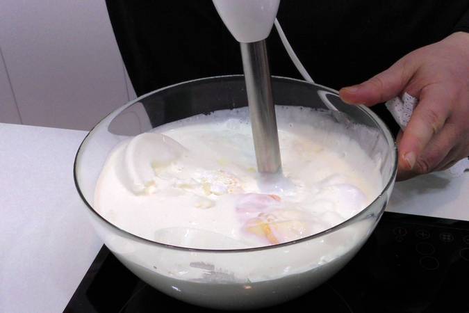 Mezclar los ingredientes de la tarta de queso