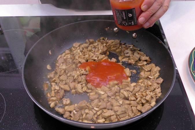 Agregar el tomate frito