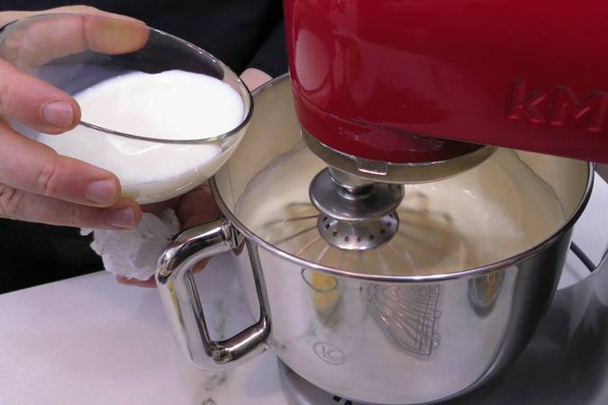 Agregar la leche y la ralladura de limón
