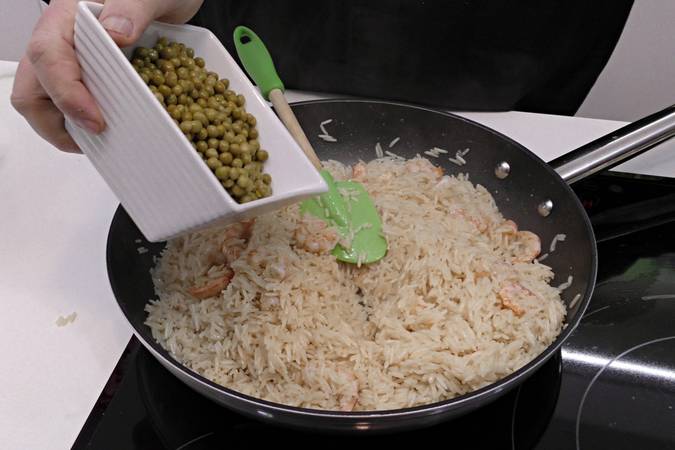 Añadir el arroz y los guisantes