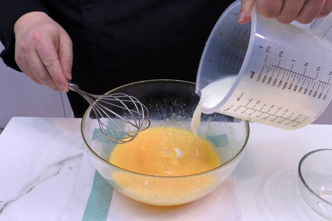 Mezclar los ingredientes del flan
