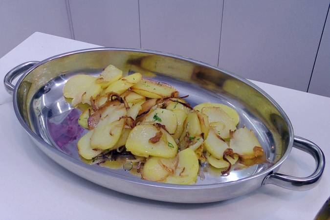 Colocar las patatas en una bandeja
