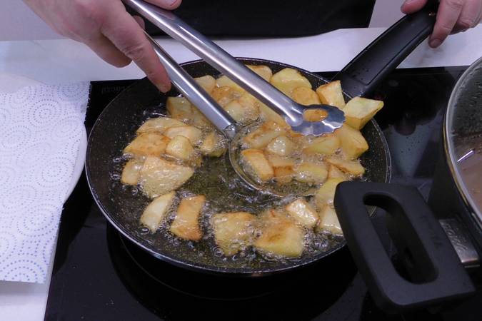 Freír las patatas para guarnición