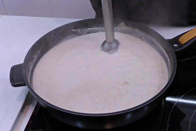 Mezclar la leche y la harina