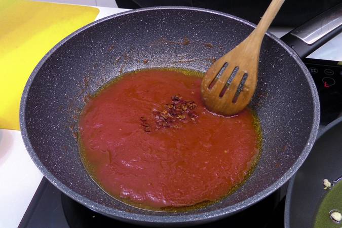 Cocinar el tomate triturado