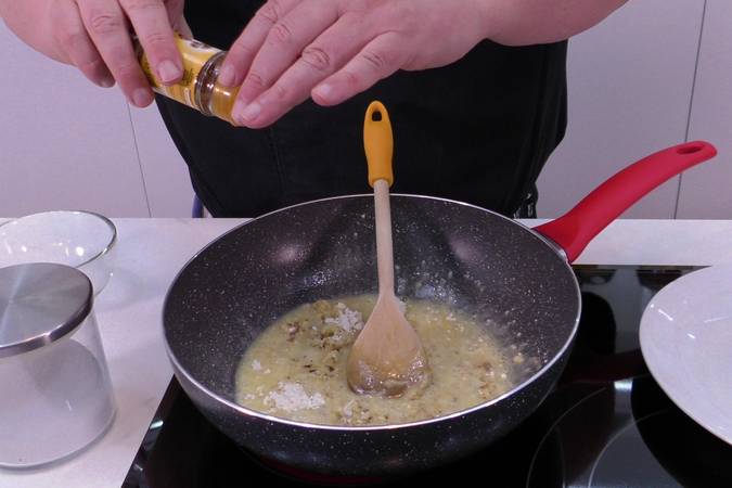 Cocinar la harina en la mantequilla
