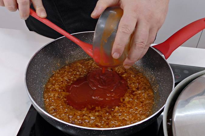 Agregar el pimentón y el tomate al sofrito