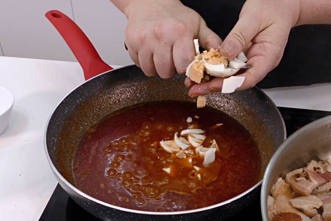 Añadir caldo a la salsa y picar el huevo cocido