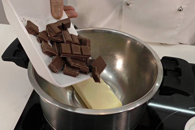 Fundir el chocolate con la mantequilla y el azúcar glas
