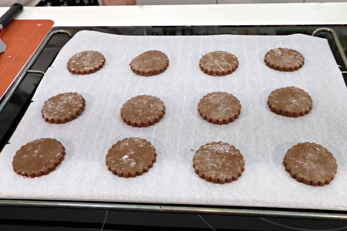Cortar las galletas de chocolate