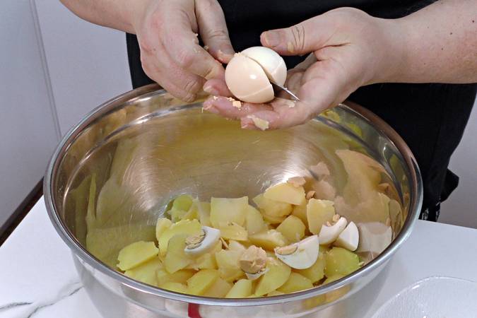 Cortamos las patatas y huevos